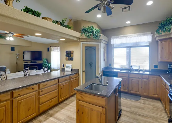 Infinity Pool & Lake Views: Havasu Group Escape Lake Havasu City