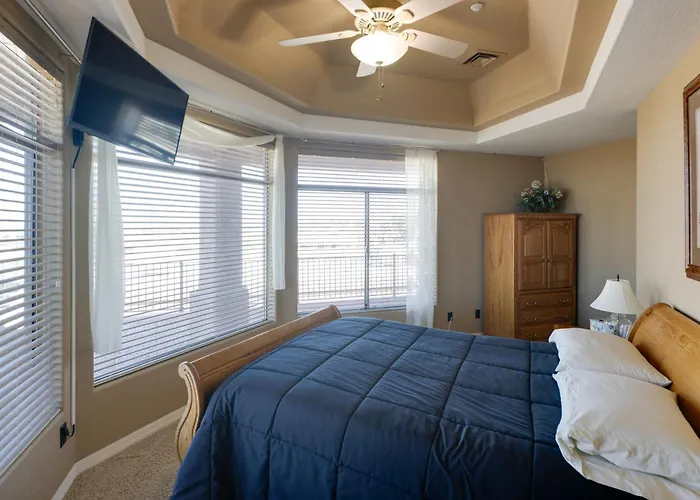 Infinity Pool & Lake Views: Havasu Group Escape *
