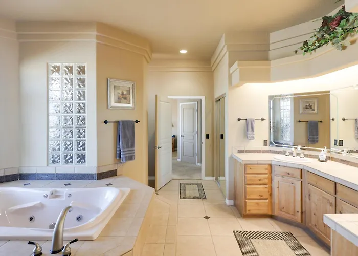 Infinity Pool & Lake Views: Havasu Group Escape *