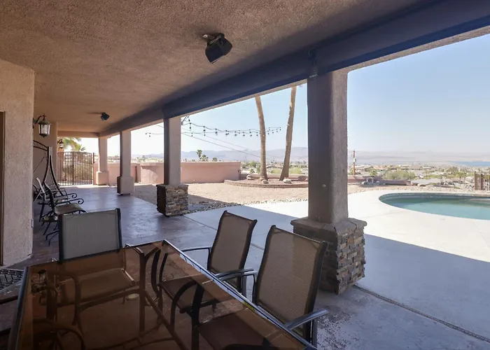 Infinity Pool & Lake Views: Havasu Group Escape Holiday home *